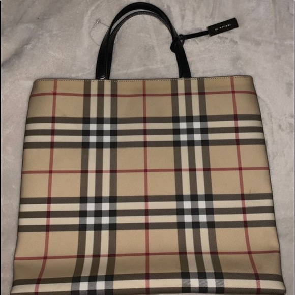 Burberry Handbags - Burberry purse